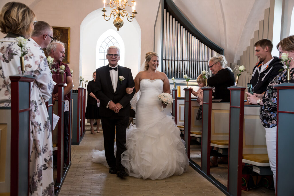 Brudens far fører bruden op til alteret. Klar til bryllup i Asminderød kirke