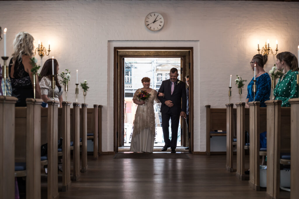Bruden på vej ind i kirken med sin far