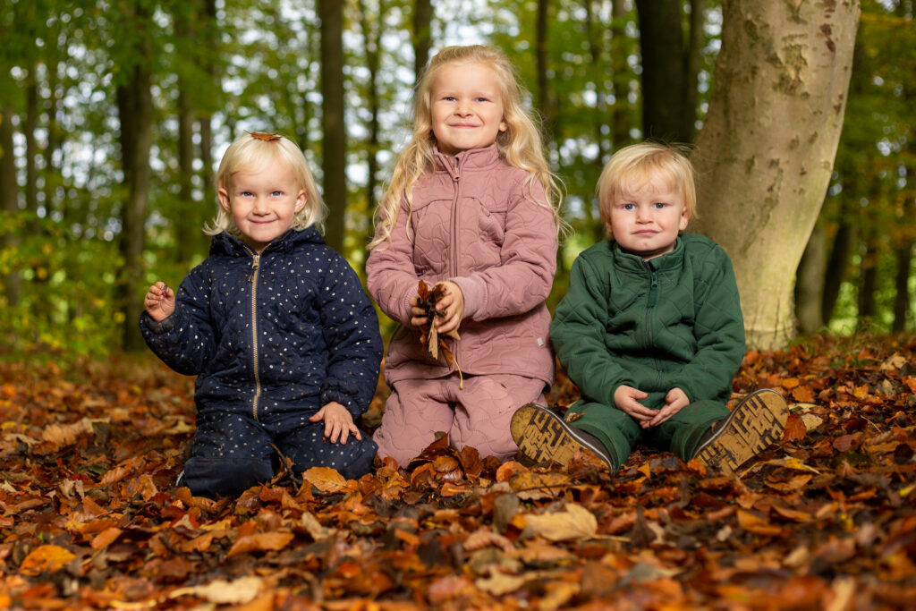 tre søskende i efterårsbladene