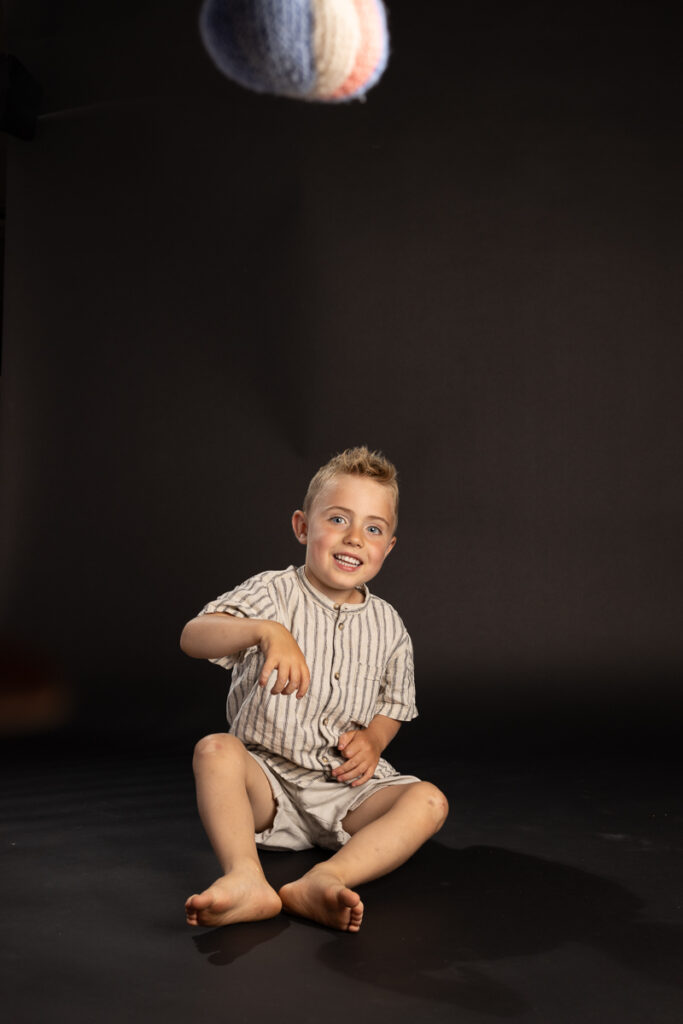 skolefotografering i studiet hos Winther sol foto, på sort baggrund.