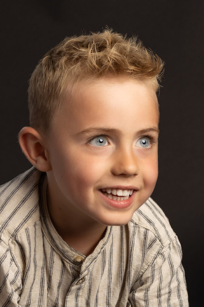 skolefotografering i studiet hos Winther sol foto, på sort baggrund.