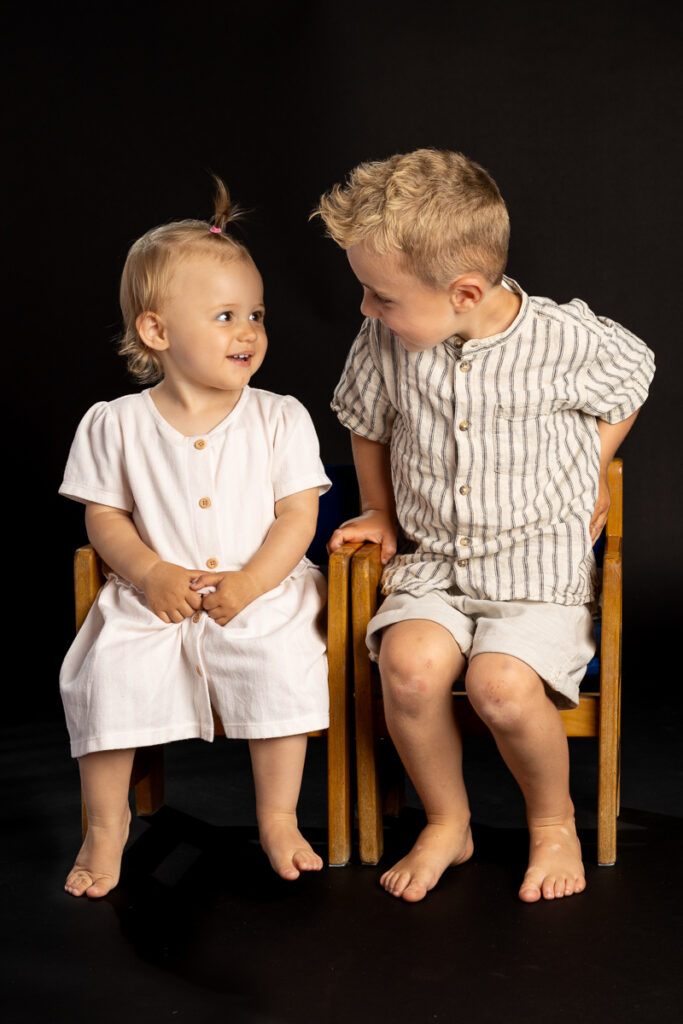 skolefotografering i studiet hos Winther sol foto, på sort baggrund. søskende