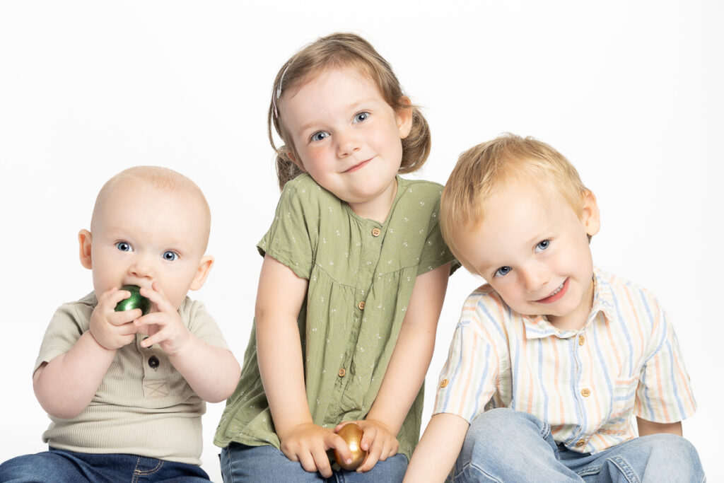 skolefotografering i studiet hos Winther sol foto, på hvid baggrund. søskendefotografering