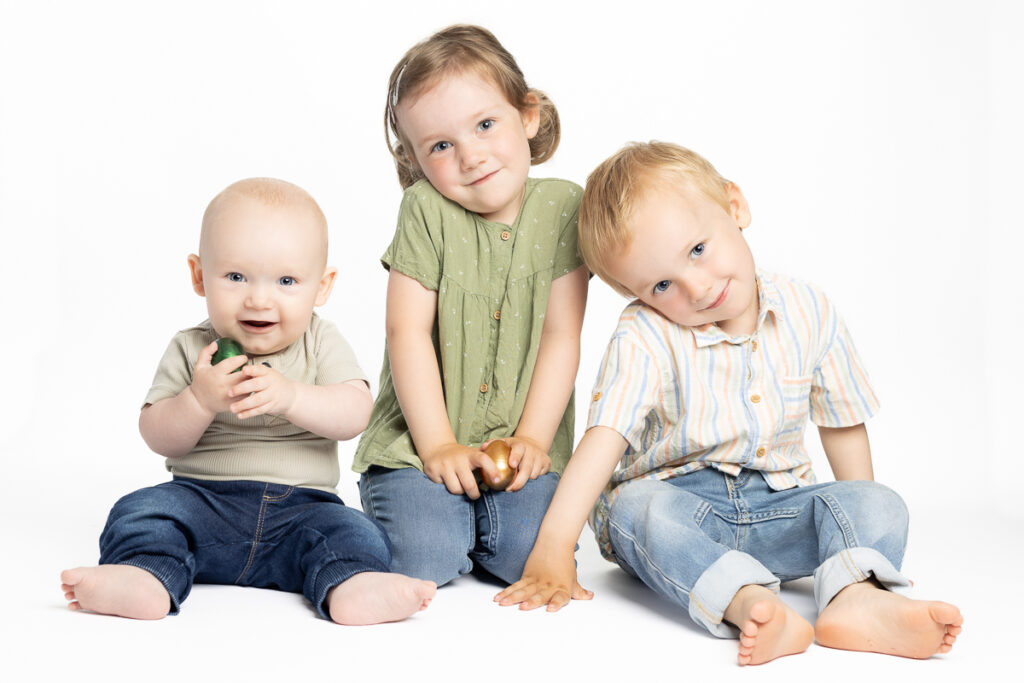 skolefotografering i studiet hos Winther sol foto, på hvid baggrund. Søskendefotografering.