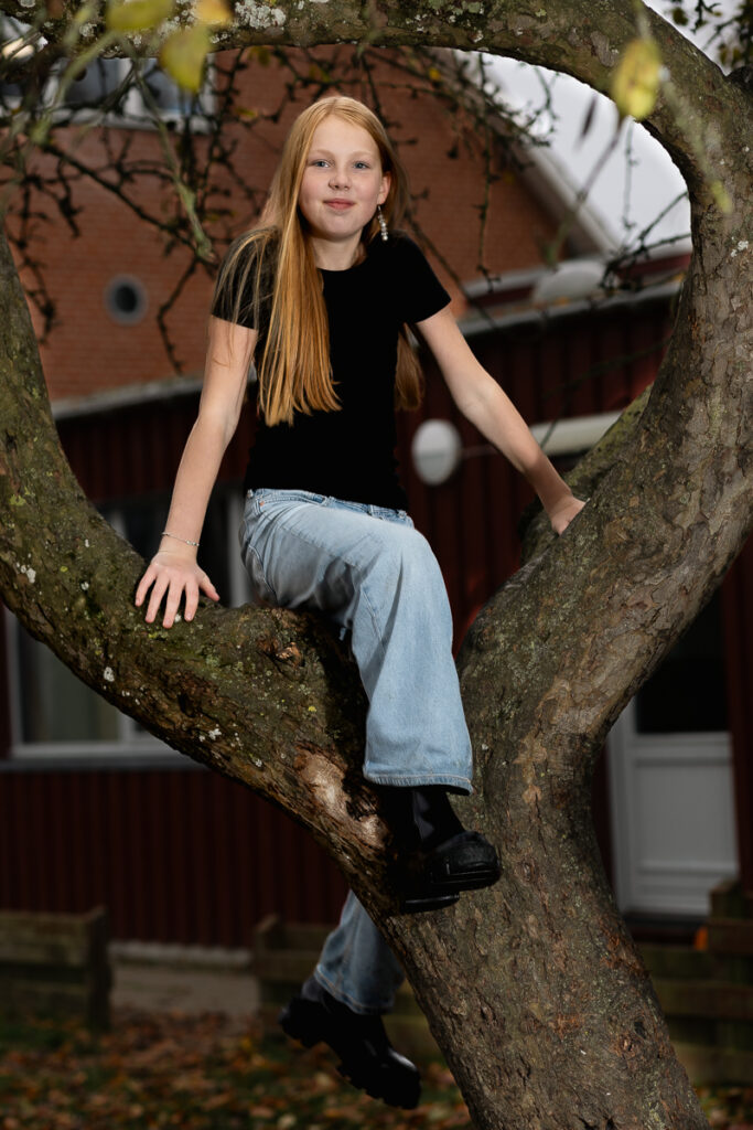 Skolefotografering oppe i et træ