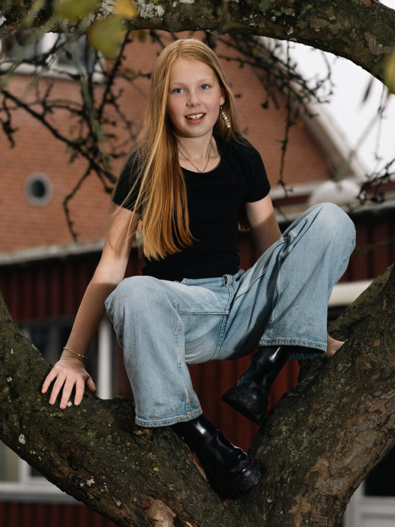 Skolefotografering oppe i et træ