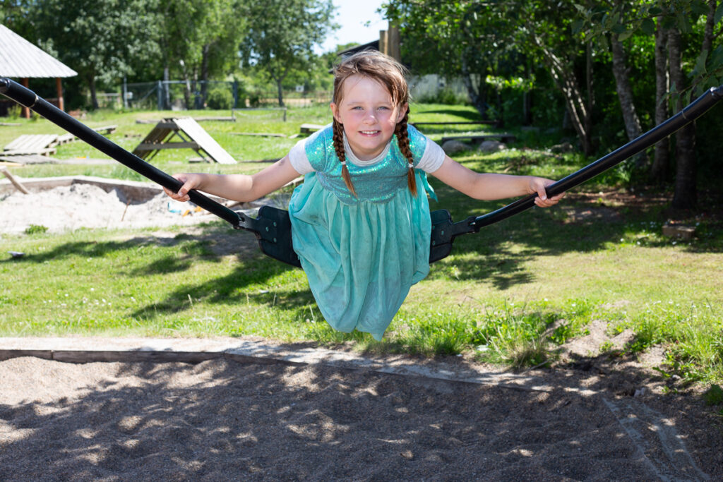 institutionsfotografering. skolefotografering på legepladsen