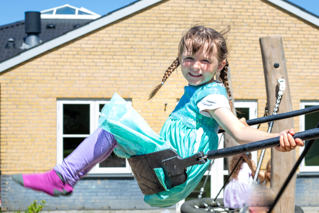 institutionsfotografering. skolefotografering på legepladsen